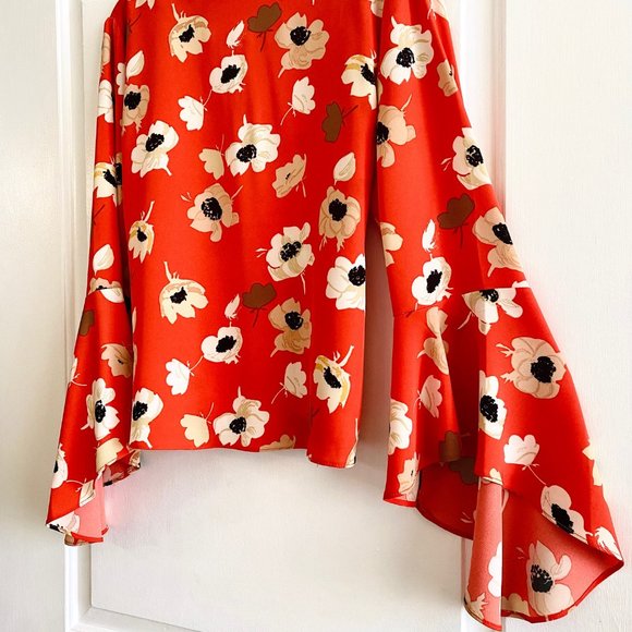CARMEN MARC VALVO | Floral Print Blouse | Belle Sleeves | Button Detail - Picture 2 of 5